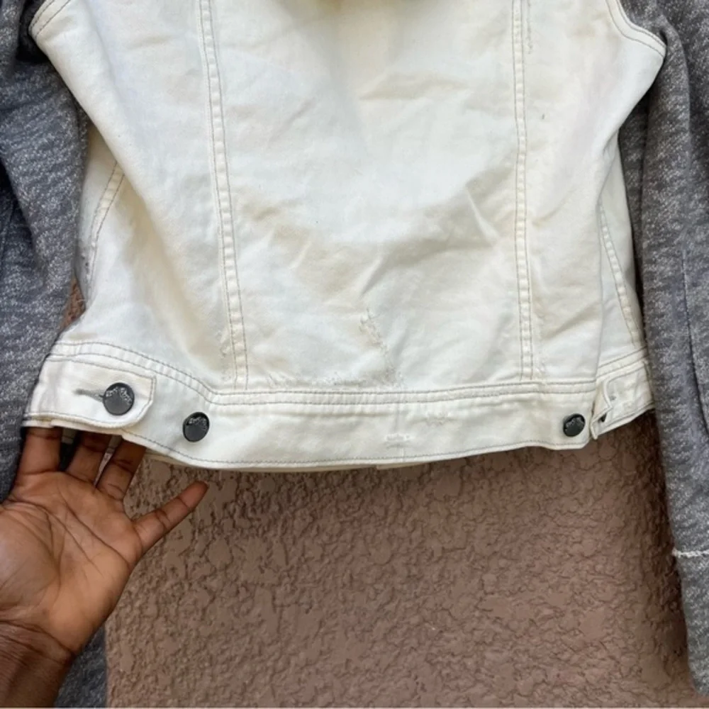 Free People distressed denim jacket with knit sleeves and hood - Size‎ M - Picture 9 of 12